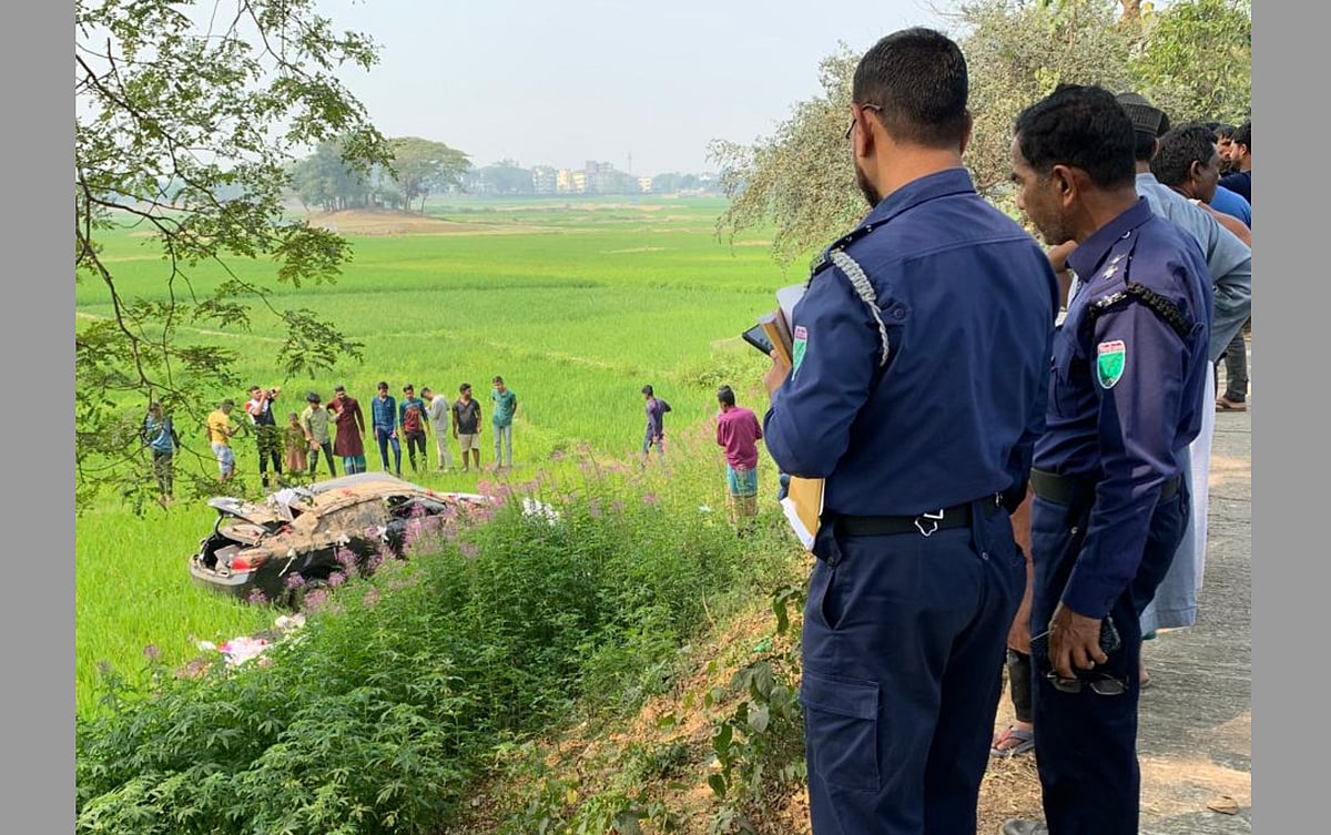 সিলেটের ফেঞ্চুগঞ্জে আজ মঙ্গলবার সকালে ট্রেনের ধাক্কায় একটি প্রাইভেট কার রেললাইন থেকে খাদে পড়ে যায়