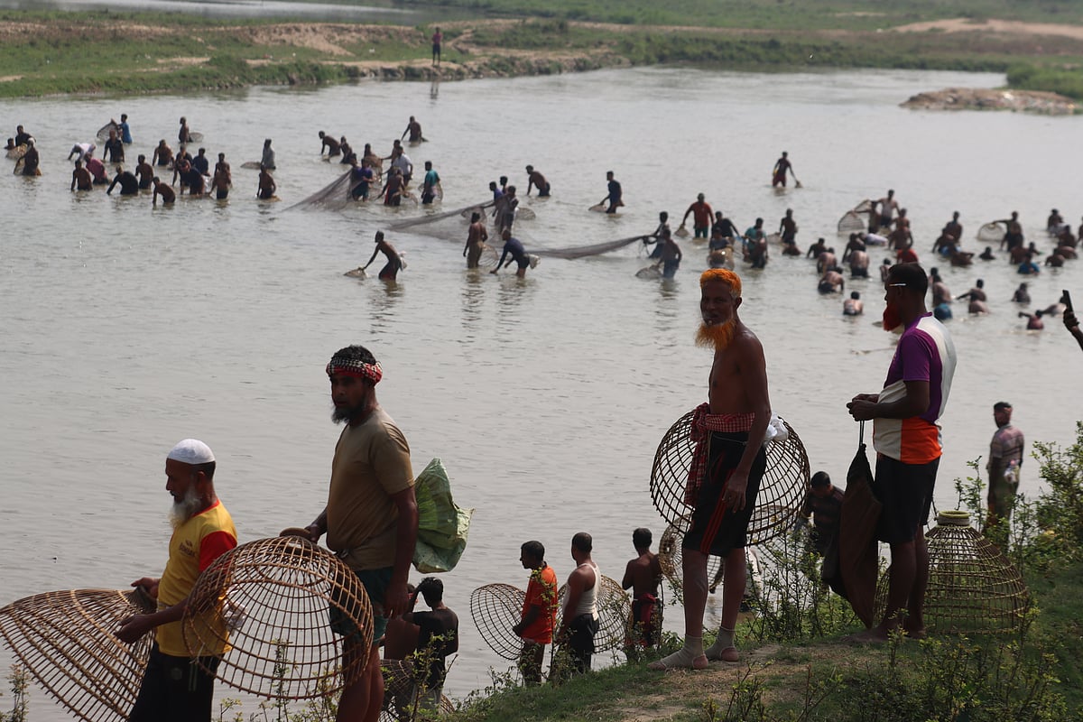 গতকাল সোমবার গোমতী নদীর পাড়ে পলো দিয়ে মাছ ধরার উৎসবের ছবি তোলেন প্রথম আলোর কুমিল্লার ফটোসাংবাদিক এম সাদেক। ছবি তোলার সময় তিনি অসুস্থ বোধ করেন। দ্রুত স্থানীয় হাসপাতালে নেওয়ার পর চিকিৎসাধীন অবস্থায় তিনি ইন্তেকাল করেন। ছবিটি তাঁর কর্মজীবনের শেষ দিনের ছবি