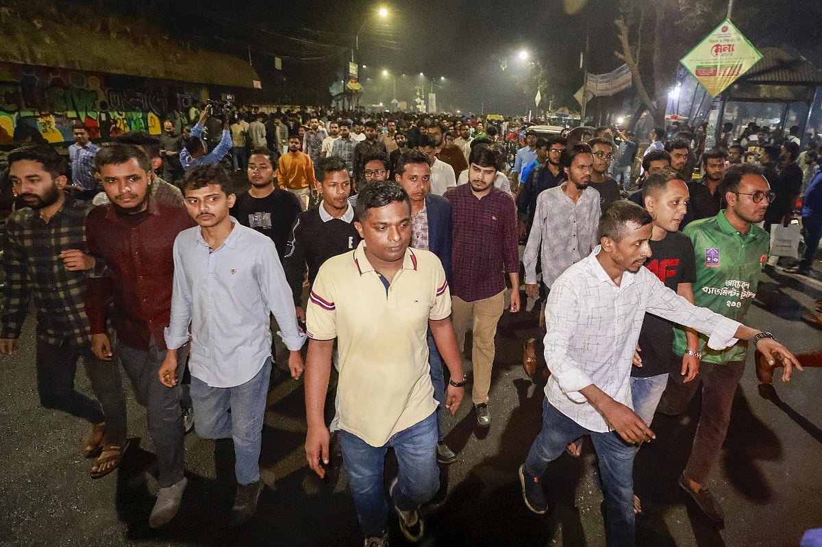 কুয়েটে ছাত্রদলের নেতা-কর্মীদের ওপর ‘সন্ত্রাসী হামলার’ প্রতিবাদে ঢাকা বিশ্ববিদ্যালয়ে বিক্ষোভ সমাবেশ করে ছাত্রদল। মঙ্গলবার রাত ৯টার দিকে টিএসসি এলাকায়