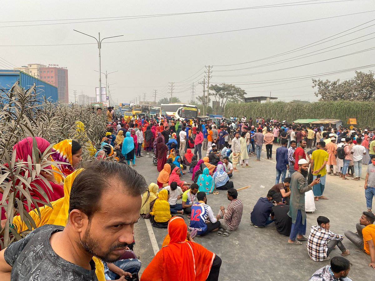 নারায়ণগঞ্জে একটি পোশাক কারখানার শ্রমিকেরা সড়ক অবরোধ করেছেন। আজ বুধবার দুপুরে