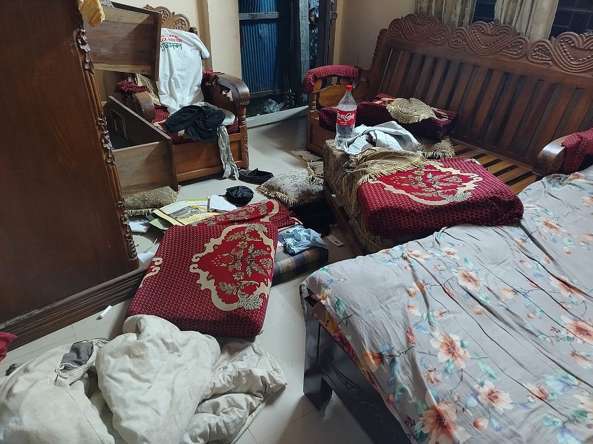 নোয়াখালীর বেগমগঞ্জ উপজেলা বিএনপির সহসভাপতি মফিজুর রহমানের বাড়িতে হামলা ভাঙচুর চালানো হয়। গতকাল রাতে চৌমুহনী পৌরসভার চৌমুহনী পৌরসভার কুরিপাড়ায়