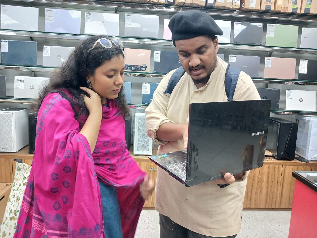 ঢাকার একটি কম্পিউটারের দোকানে পছন্দের ল্যাপটপ দেখছেন ক্রেতারা