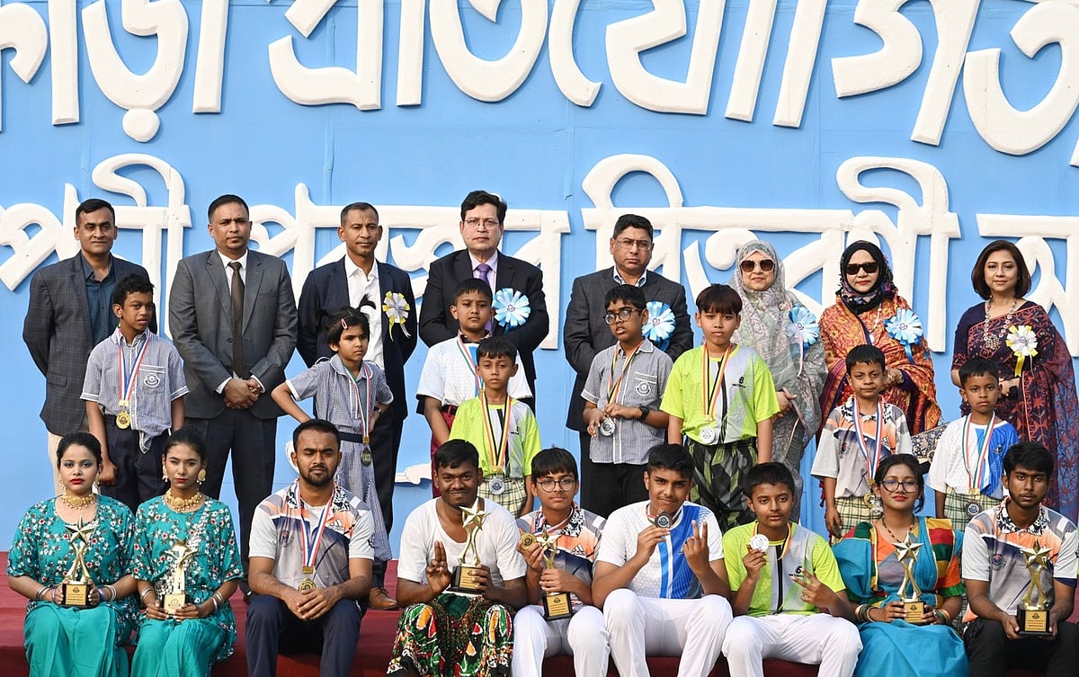 সেনাবাহিনীর প্রধান জেনারেল ওয়াকার-উজ-জামান ঢাকা সেনানিবাসের প্রয়াস প্রাঙ্গণে বিশেষায়িত শিক্ষাপ্রতিষ্ঠান প্রয়াস, ঢাকা–এর বার্ষিক ক্রীড়া প্রতিযোগিতায় বিজয়ীদের সঙ্গে ফটোসেশনে অংশগ্রহণ করেন