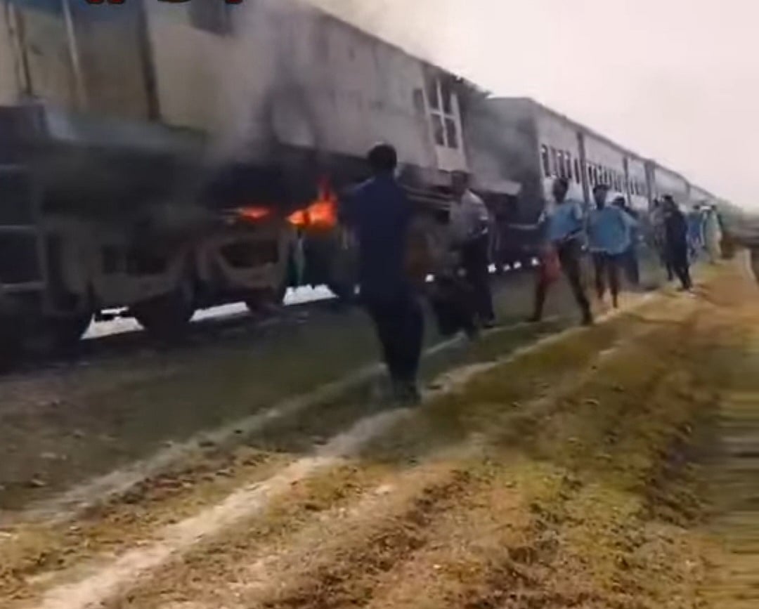 পূর্বধলায় যাত্রীবাহী একটি চলন্ত ট্রেনের ইঞ্জিনে আগুন লাগে। আজ বুধবার দুপুরে