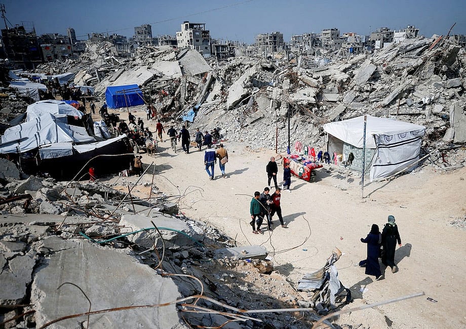 গাজার উত্তরাঞ্চলীয় জাবালিয়া শরণার্থীশিবিরে ধ্বংসস্তূপের মধ্যে তাঁবু টাঙিয়ে বসবাস করছেন বাস্তুচ্যুত ফিলিস্তিনিরা