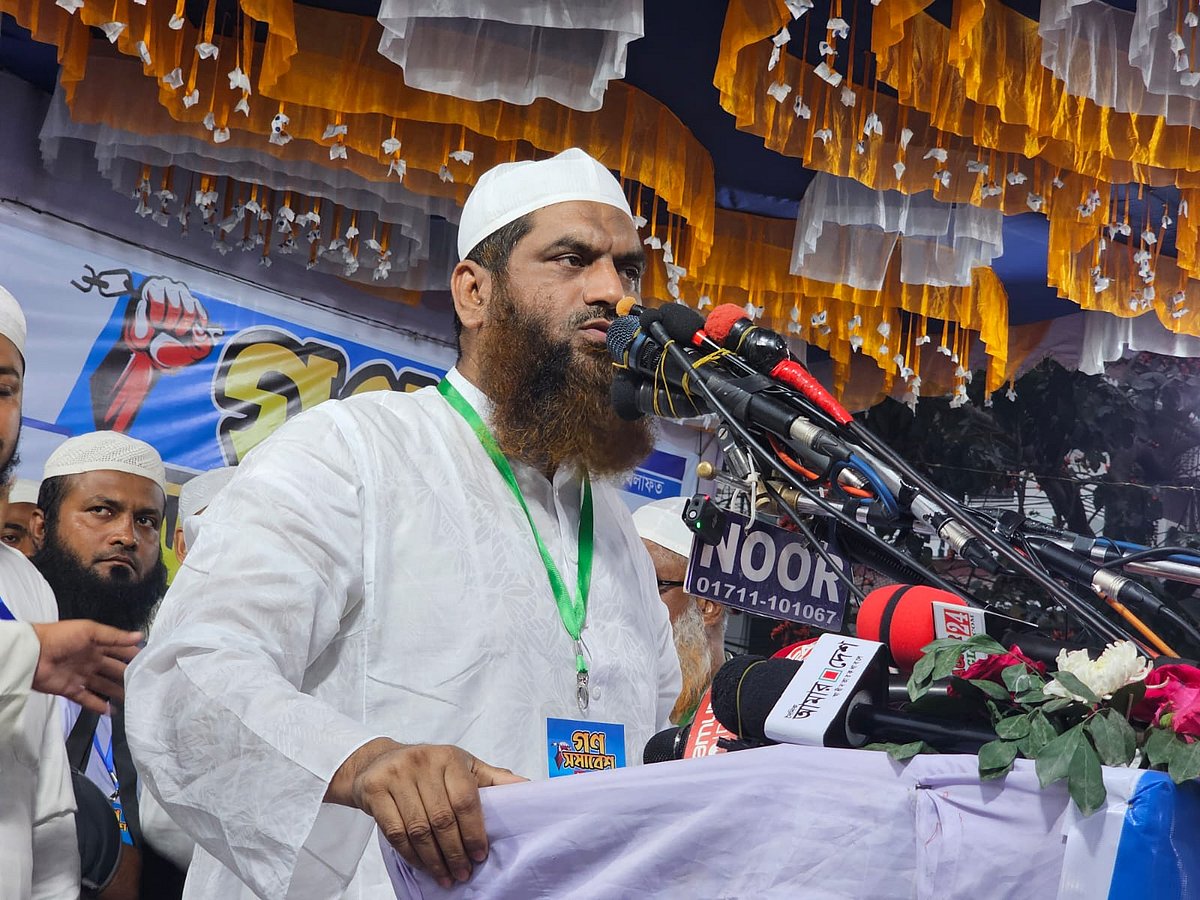 গণসমাবেশে প্রধান অতিথির বক্তব্য দেন বাংলাদেশ খেলাফত মজলিসের আমির মাওলানা মামুনুল হক। বুধবার বিকেলে কুমিল্লা নগরের কান্দিরপাড় এলাকার টাউন হল মাঠে
