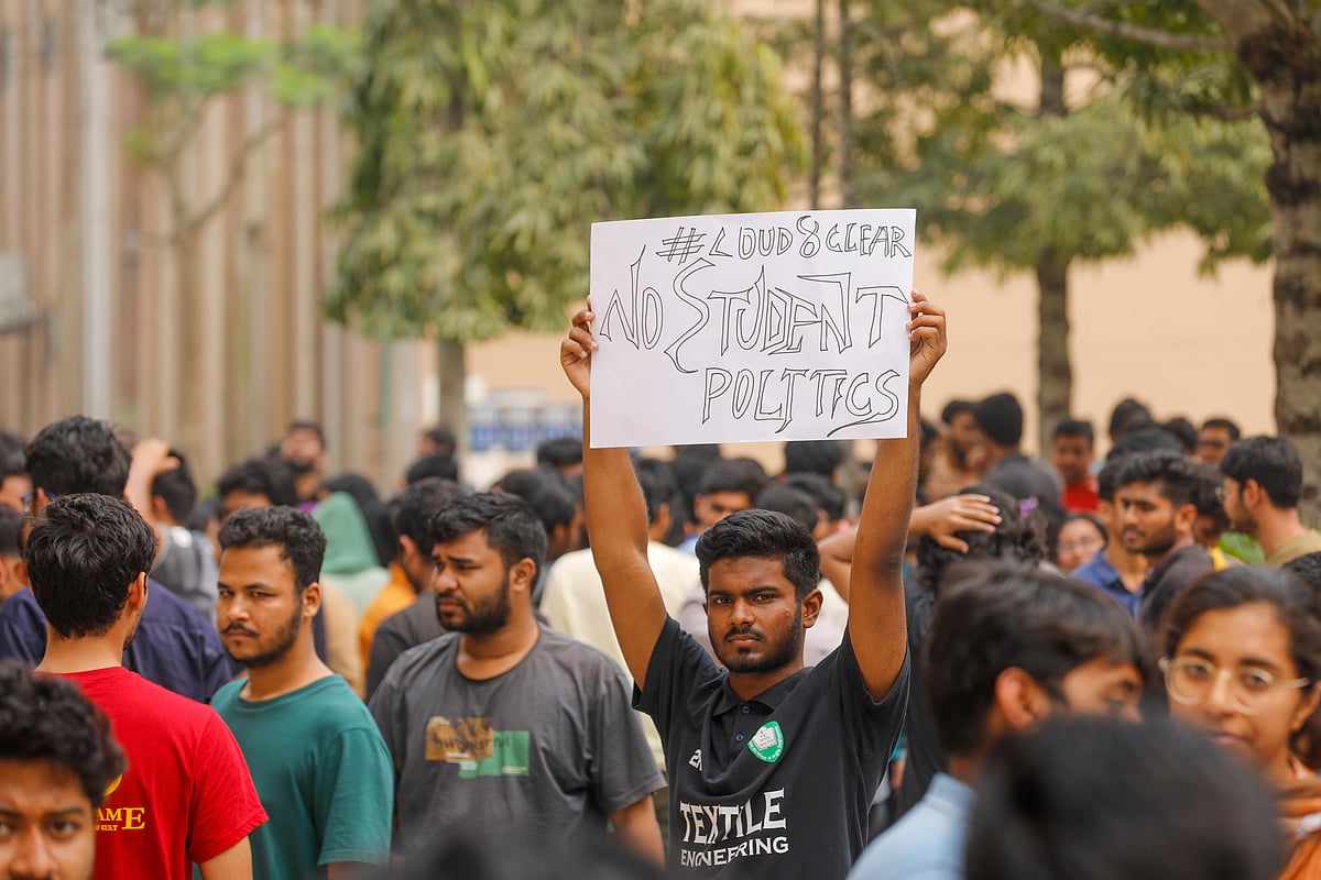 দাবি মেনে না নেওয়ায় কুয়েটের শিক্ষার্থীরা আজ বুধবার দুপুরে মিছিল নিয়ে ক্যাম্পাসের ভবনগুলোয় তালা দিয়েছেন