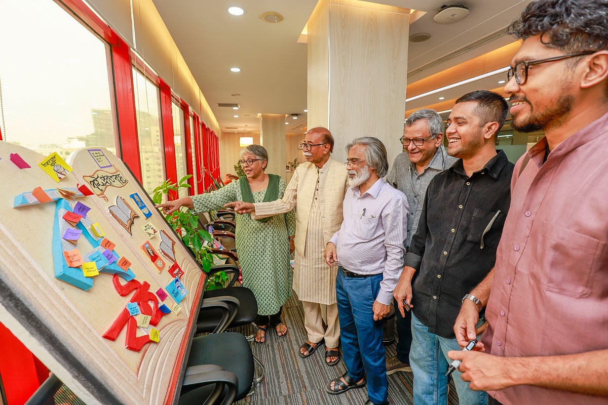 বর্ণ কারিগর প্রতিযোগিতায় আসা নানা রঙে–ঢঙে বানানো বর্ণ দেখছেন বিচারকেরা। আজ বুধবার ১৯ ফেব্রুয়ারি, প্রথম আলো কার্যালয়