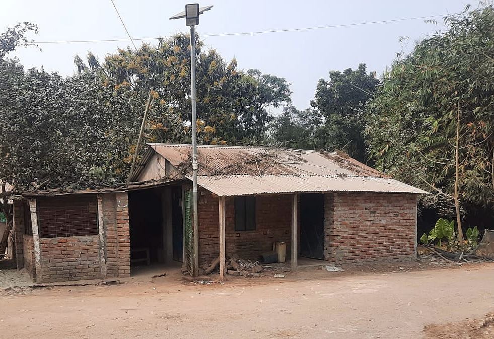 ঝিনাইদহের হরিণাকুণ্ডুর শড়াতলা গ্রামে বিভিন্ন দোকানে বাদ্যযন্ত্র ও হিজড়া নিষিদ্ধের ‘নোটিশ’ সাঁটানো হয়েছিল। গতকাল মঙ্গলবার ইউএনওর পরিদর্শনের পর সেগুলো সরিয়ে ফেলা হয়