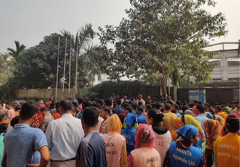 নারায়ণগঞ্জে পোশাক কারখানায় কাজ করার সময় অসুস্থ হয়ে নারী শ্রমিকের মৃত্যুর ঘটনায় কাজ বন্ধ করে দিয়ে বিক্ষোভ করেছে অন্য শ্রমিকেরা। আজ বুধবার সকালে