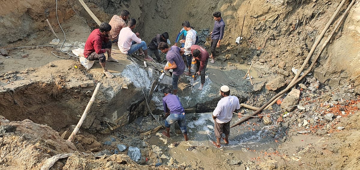 চট্টগ্রাম ওয়াসার ক্ষতিগ্রস্ত পাইপ লাইন মেরামতের কাজ চলছে। আজ বুধবার সকাল ১০ টায় কুয়াইশ এলাকায়