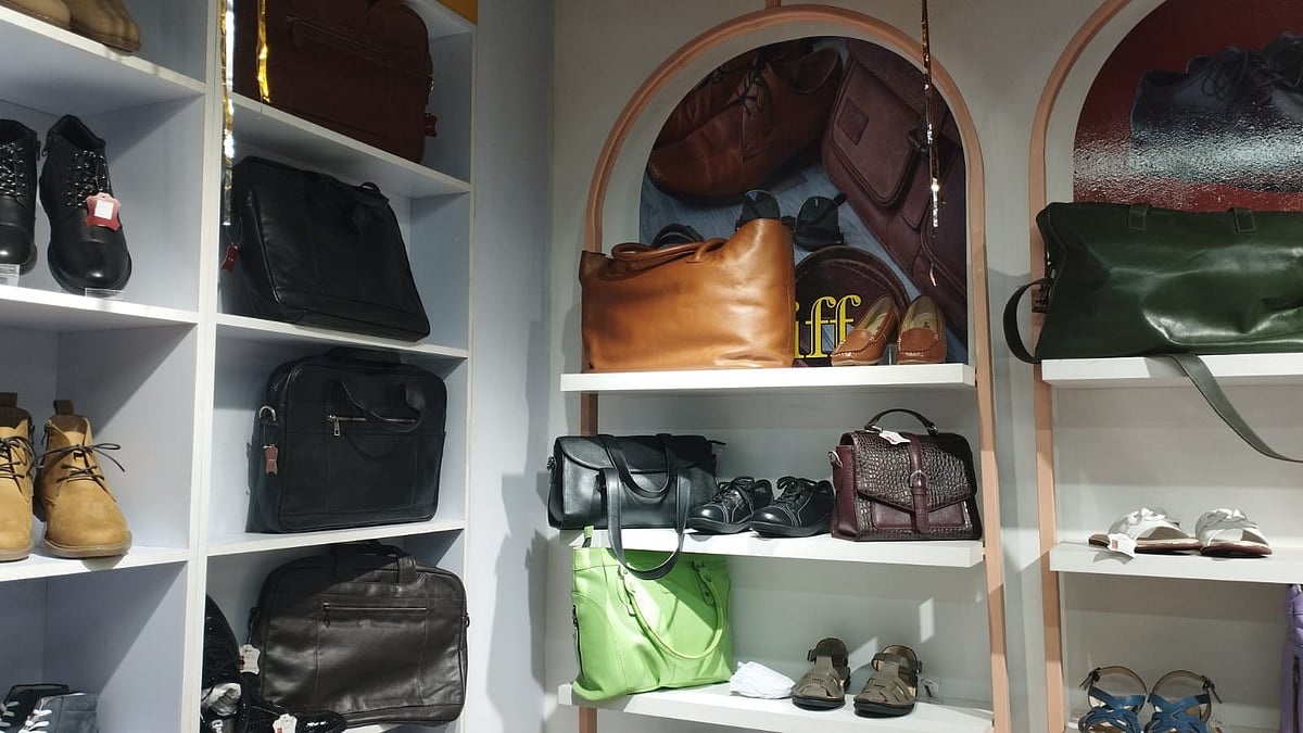 রিফের বিক্রয়কেন্দ্রে জুতা ও ব্যাগ। আজ ঢাকার ফার্মগেটে