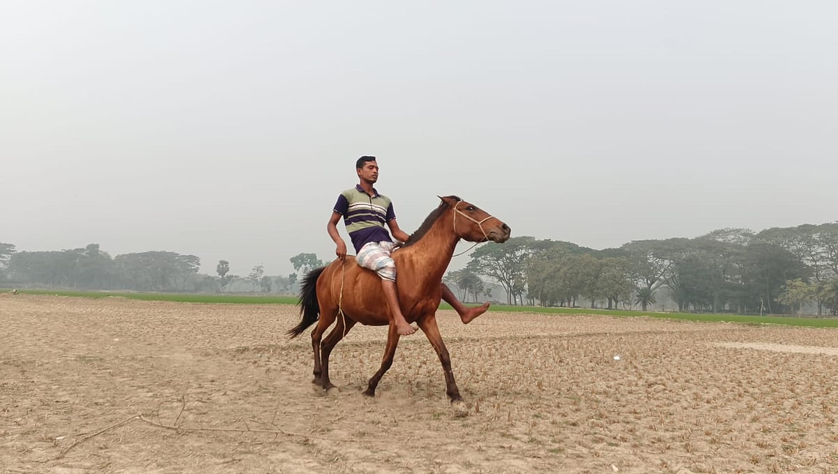 ময়মনসিংহের গফরগাঁও উপজেলার রাওনা ইউনিয়নের বরাইল গ্রামের আল আমিন ঘোড়া নিয়ে গ্রামীণ ঘোড়দৌড় প্রতিযোগিতায় অংশ নেন। গতকাল মঙ্গলবার উপজেলার পাঁচুয়া গ্রামে