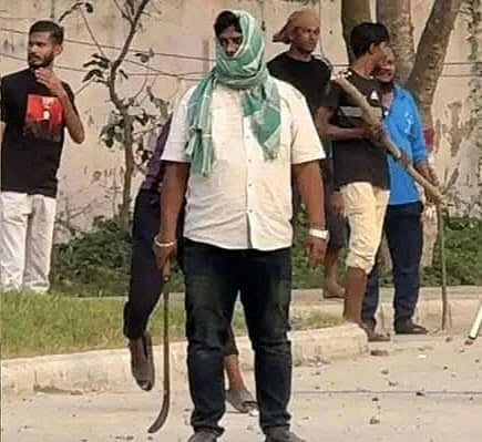 রামদা হাতে দাঁড়িয়ে থাকা যুবদল নেতা মাহবুবুর রহমান