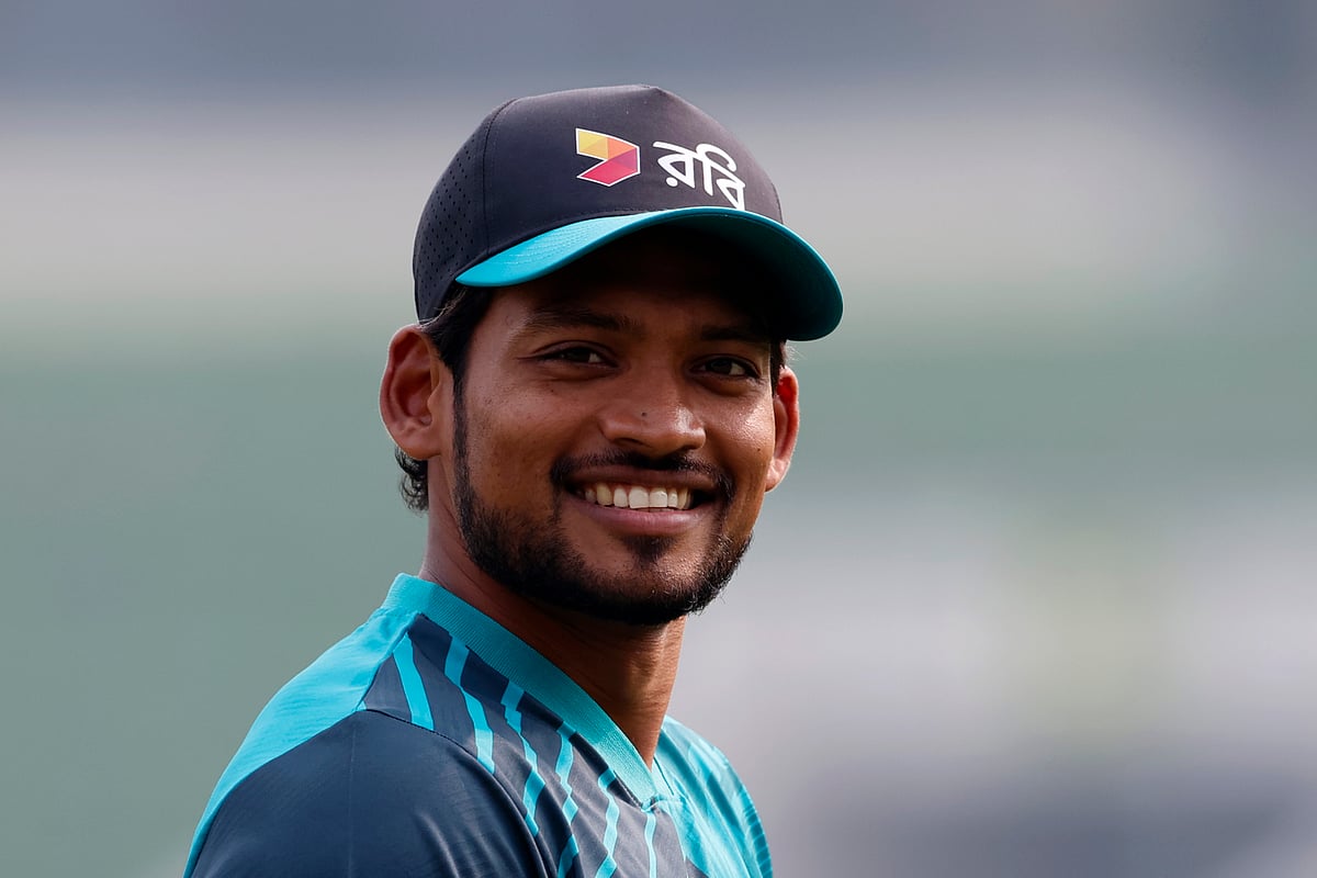 বাংলাদেশ দলের অধিনায়ক নাজমুল হোসেন।