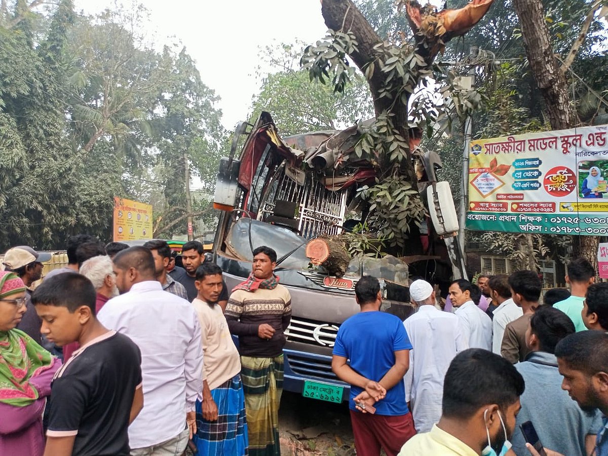 দুর্ঘটনাকবলিত বাস। আজ সকালে সাতক্ষীরা সদর উপজেলার সার্কিট হাউস মোড় এলাকায়