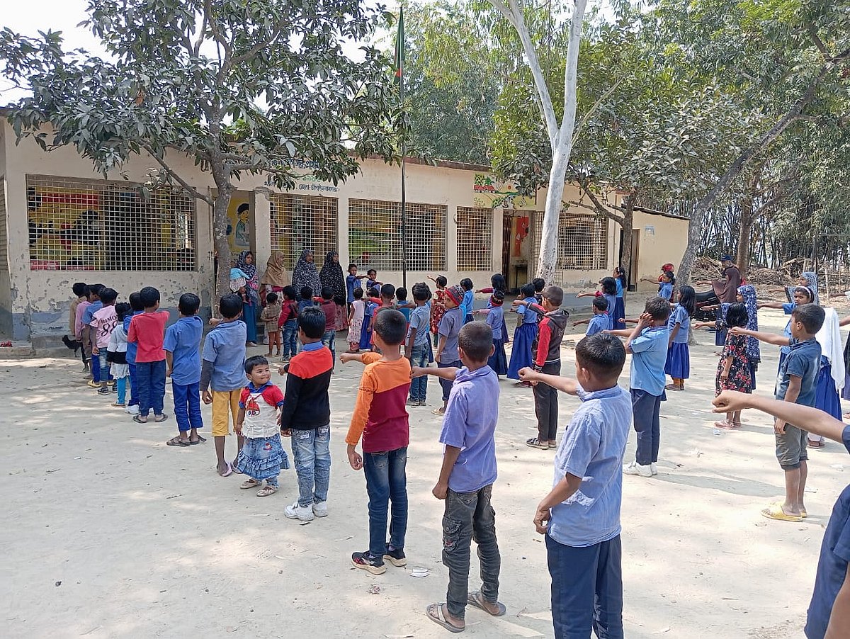 চাঁপাইনবাবগঞ্জের নাচোল উপজেলার মুন্ডা ও ওঁরাও–অধ্যুষিত এলাকা ফুলকুঁড়ি গ্রামে ‘ফুলকুঁড়ি নবযুগ সরকারি প্রাথমিক বিদ্যালয়ে’। সম্প্রতি তোলা