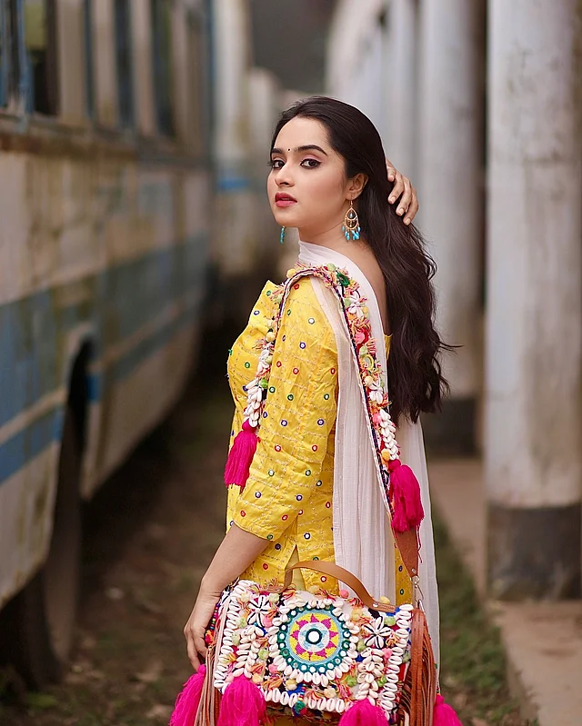 Yalangoch qizlar kocha poygasi