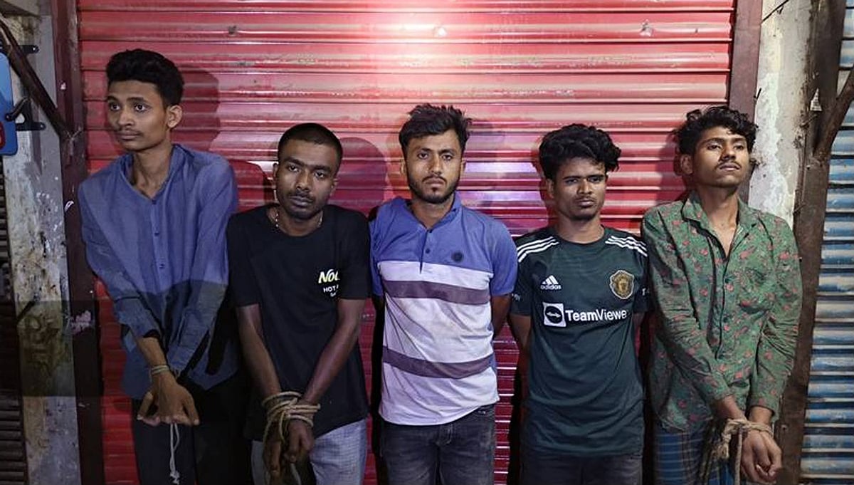 মোহাম্মদপুরের চাঁদ উদ্যান এলাকায় যৌথ বাহিনীর অভিযানে আটক হওয়া পাঁচ ব্যক্তি