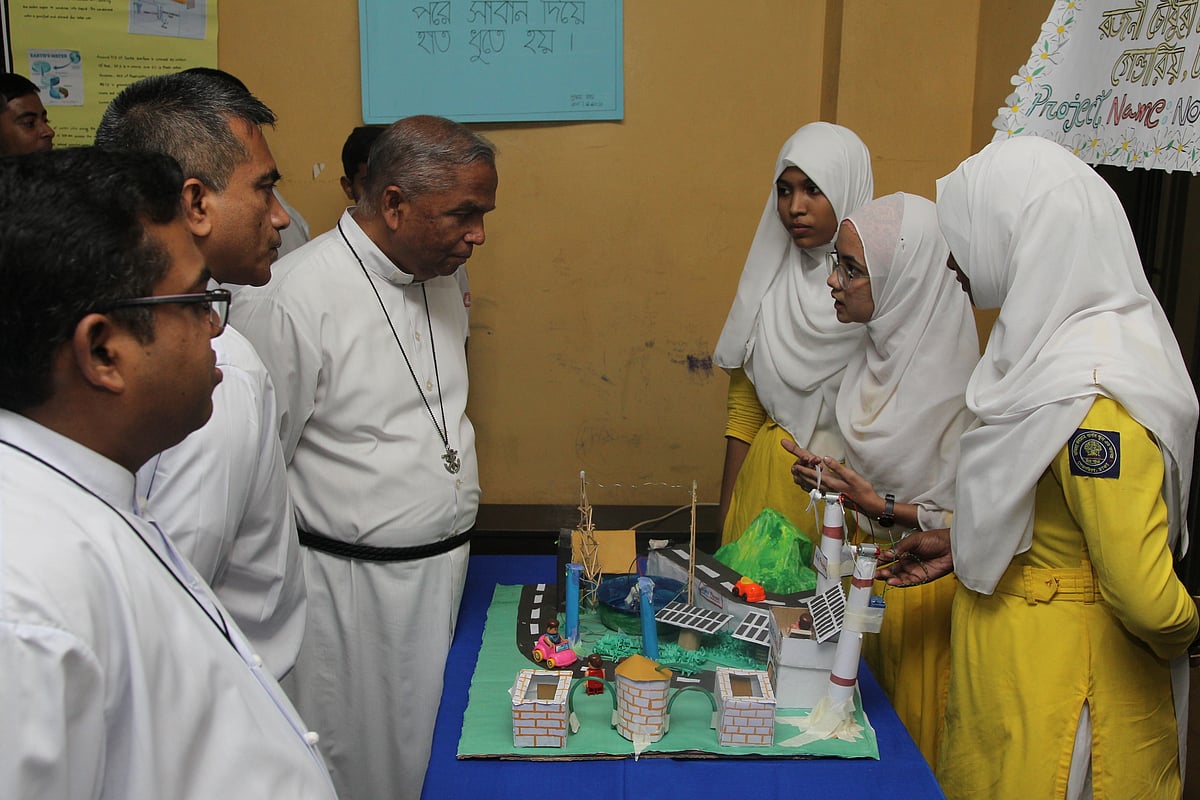 সেন্ট গ্রেগরী হাইস্কুল অ্যান্ড কলেজে শুরু হয়েছে তিন দিনব্যাপী ১৬তম জাতীয় বিজ্ঞান উৎসব। উৎসবে অংশ নেওয়া শিক্ষার্থীদের একটি প্রজেক্ট পরিদর্শন করেন অতিথিরা। ঢাকা, ২০ ফেব্রুয়ারি
