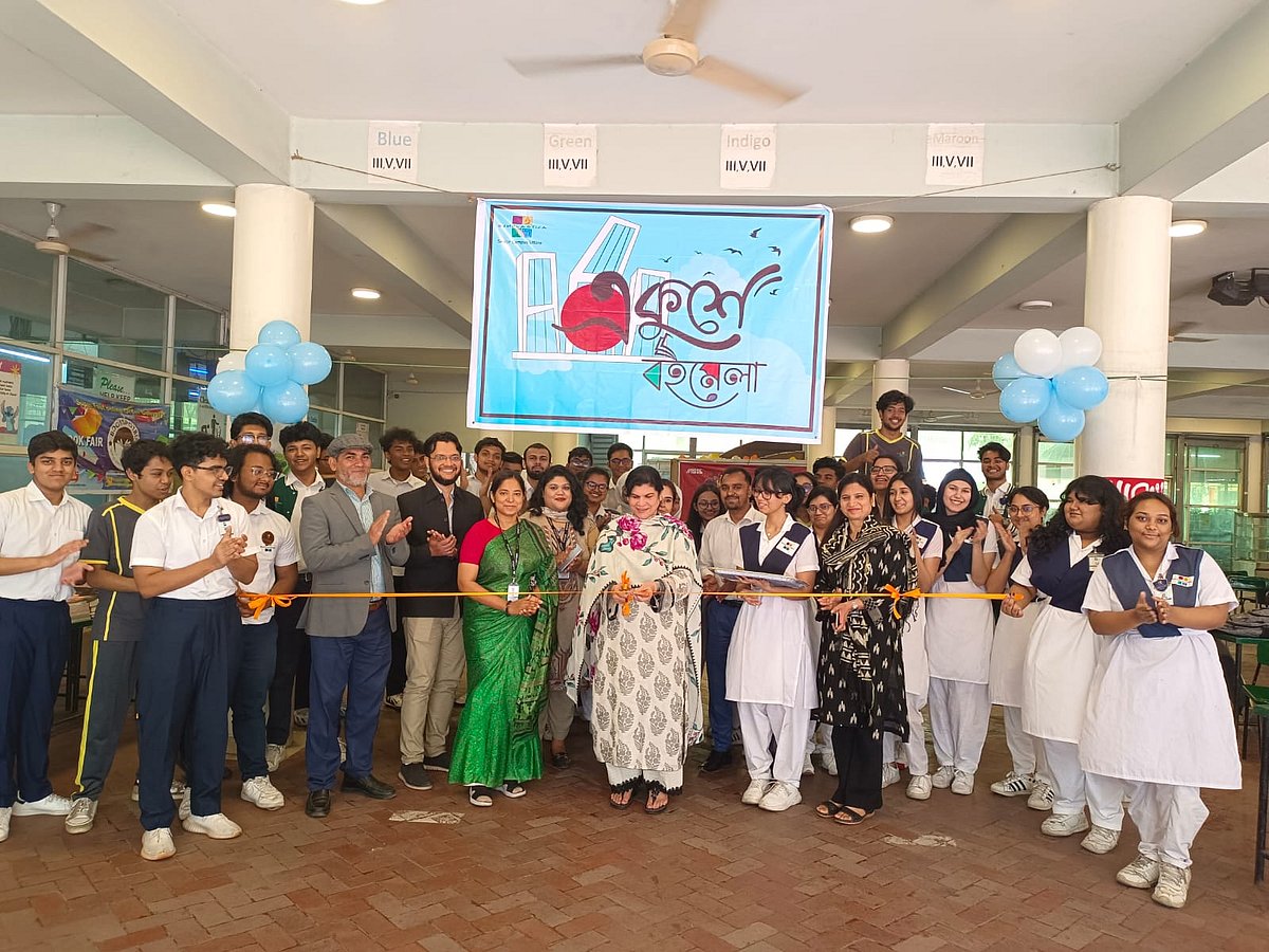 স্কুলের উত্তরা শাখার ক্যাফেটেরিয়া প্রাঙ্গণে বইমেলার উদ্বোধন করেন শাখাপ্রধান ফারাহ্ সোফিয়া আহমেদ ও একাডেমিক সুপারভাইজাররা