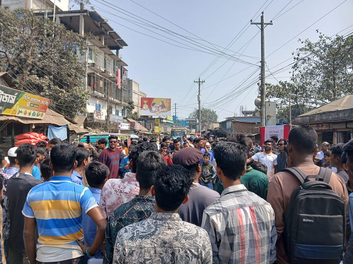 সোয়াই নদীর ৪০০ মিটার অংশ খননের দাবিতে শিক্ষার্থীরা সড়ক অবরোধ করে বিক্ষোভ করছেন। বৃহস্পতিবার দুপুরে নেত্রকোনার পূর্বধলা উপজেলার শ্যামগঞ্জ হাফেজ জিয়াউর রহমান ডিগ্রি কলেজের সামনে নেত্রকোনা-ময়মনসিংহ সড়কে