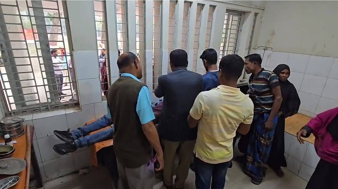 সাঁথিয়া স্বাস্থ্য কমপ্লেক্সে গুরুতর আহত আশরাফুল হোসেনকে প্রাথমিক চিকিৎসা দেওয়া হয়