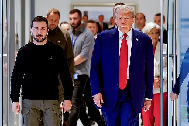 ইউক্রেনের প্রেসিডেন্ট ভলোদিমির জেলেনস্কি (বাঁয়ে) ও যুক্তরাষ্ট্রের প্রেসিডেন্ট ডোনাল্ড ট্রাম্প। নিউইয়র্কের ট্রাম্প টাওয়ারে