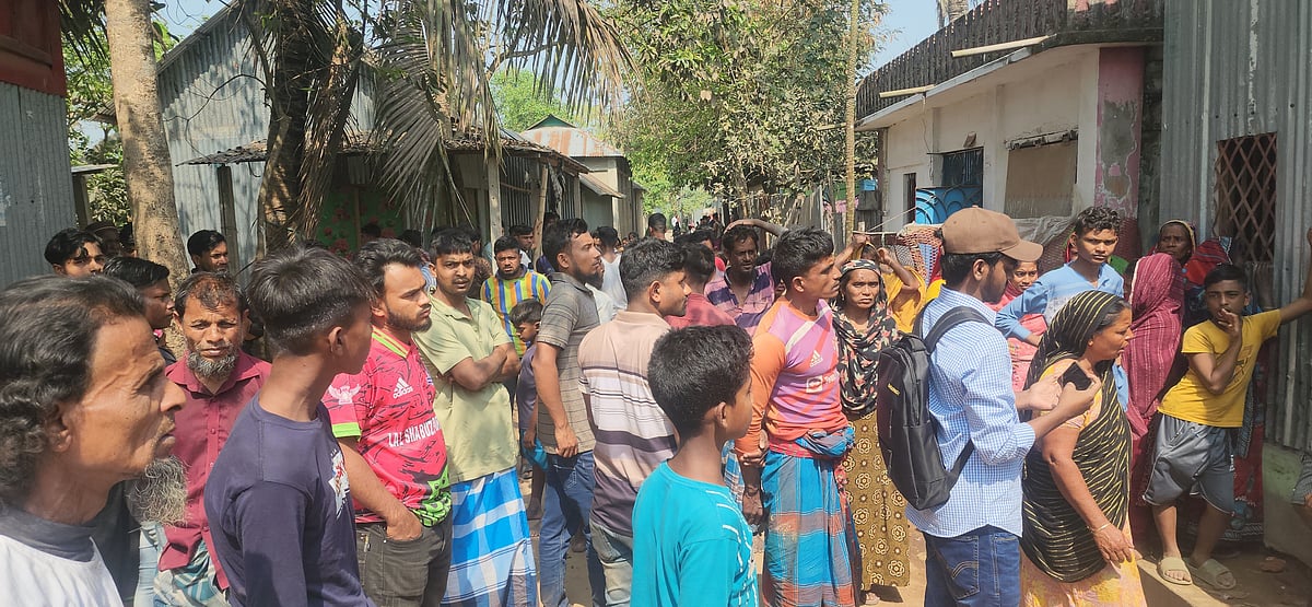 দুই পক্ষের সংঘর্ষের একটি মুহূর্ত। বৃহস্পতিবার বেলা ১১টার দিকে ব্রাহ্মণবাড়িয়ার নাসিরনগর উপজেলার ফান্দাউক ইউনিয়নের কামালদিঘী এলাকায়