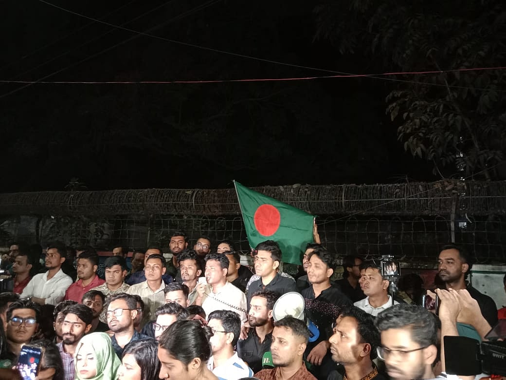 এমসি কলেজের এক শিক্ষার্থীর ওপর ইসলামী ছাত্রশিবিরের হামলার প্রতিবাদে ঢাকা বিশ্ববিদ্যালয় ছাত্রদলের সমাবেশ। ক্যাম্পাসের ডাস চত্বর, বৃহস্পতিবার রাতে