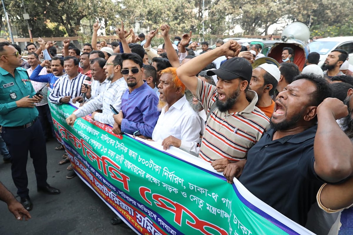 জাতীয় প্রেসক্লাবের সামনে আজ বৃহস্পতিবার ১৩ দফা দাবিতে বিক্ষোভ সমাবেশ করেছে ঢাকা ও চট্টগ্রাম জেলা সিএনজি অটোরিকশা শ্রমিক ঐক্য পরিষদ