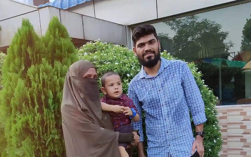 বাবা–মায়ের সঙ্গে শিশু সোয়াইদের এই ছবি এখন কেবলই স্মৃতি