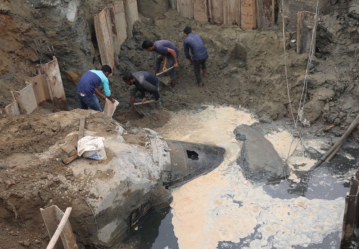 চট্টগ্রাম ওয়াসার ফুটো হয়ে যাওয়া পাইপ মেরামতে কাজ করছেন কর্মীরা। গতকাল দুপুরে নগরের অনন্যা আবাসিক এলাকায়