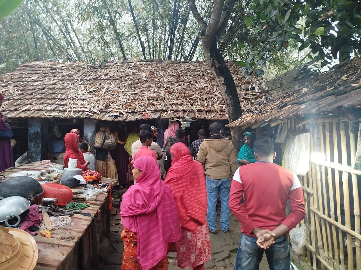 মা ও মেয়ে হত্যাকাণ্ডের ঘটনার পর বাড়িতে ভিড় করে স্থানীয় লোকজন। আজ বৃহস্পতিবার সাতক্ষীরা সদর উপজেলার নুনখোলা গ্রামে