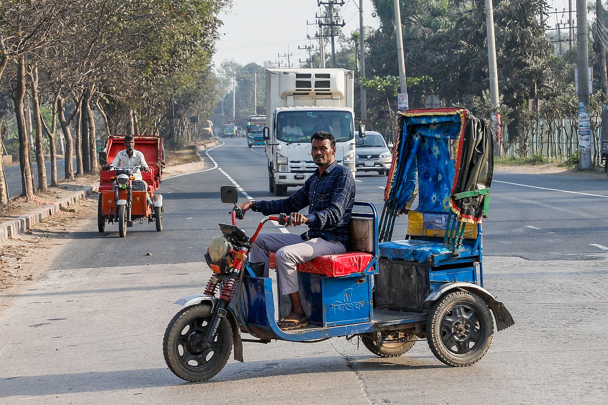 আইন ভেঙে মহাসড়কে চলছে ব্যাটারিচালিত রিকশা।