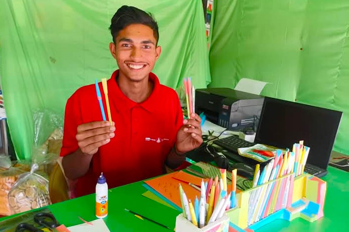 পরিবেশবান্ধব কলম হাতে বরগুনার আমতলীর শিক্ষার্থী আমিরুল ইসলাম