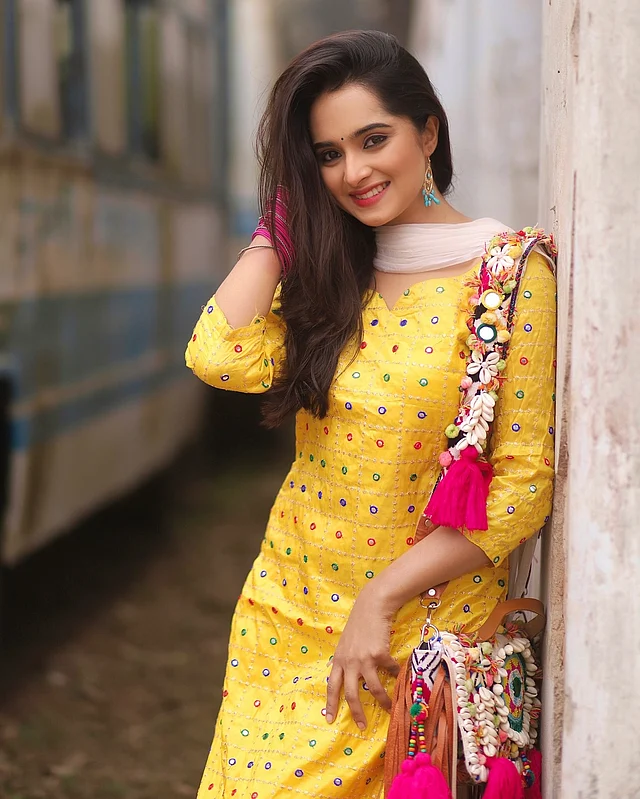 Ular uning etaklarini kotarib, oyoqlarini yoyishdi.