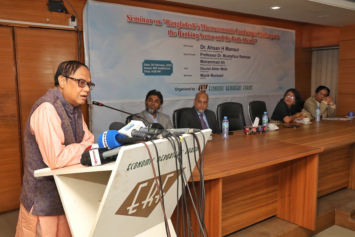 ইকোনমিক রিপোর্টার্স ফোরাম (ইআরএফ) আয়োজিত সেমিনারে প্রধান অতিথির বক্তব্য দিচ্ছেন বাংলাদেশ ব্যাংকের গভর্নর আহসান এইচ মনসুর। আজ বৃহস্পতিবার ইআরএফের ঢাকার পল্টন টাওয়ারের কার্যালয়ে