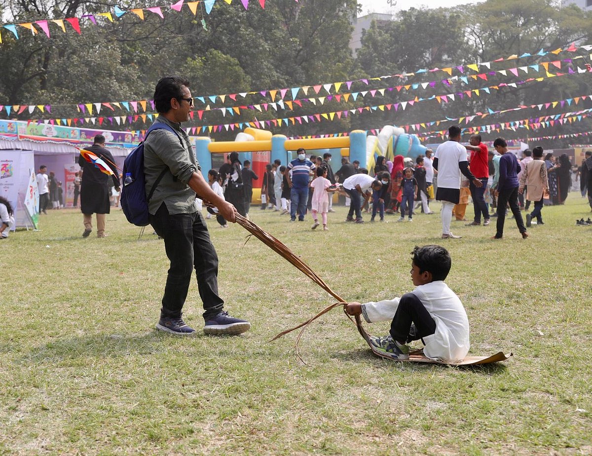 সুপারিগাছের খোলে বসে খেলায় মেতেছে এক শিশু। সুলতানা কামাল মহিলা ক্রীড়া কমপ্লেক্স, ধানমন্ডি