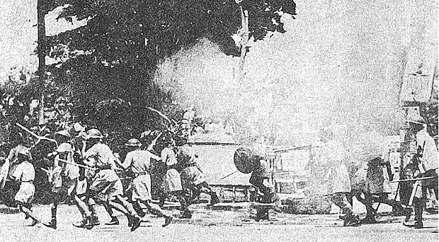 ১৯৫৩ সালের ২১ ফেব্রুয়ারি ঢাকা বিশ্ববিদ্যালয় এলাকায় ছাত্রদের মিছিলের ওপর পুলিশের নির্বিচার হামলা