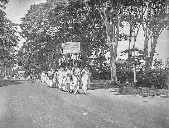 বায়ান্নর ভাষা আন্দোলনের পর শহীদ স্মরণে নারীদের প্রভাতফেরি, ২১ ফেব্রুয়ারি ১৯৫৩