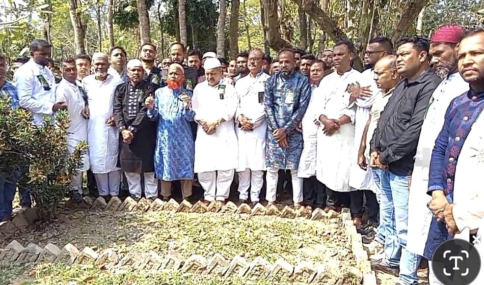 ভাষাসৈনিক কাজী গোলাম মাহবুবের গ্রামের বাড়িতে আজ শুক্রবার সকালে তাঁর কবর জিয়ারত করেন বিএনপি চেয়ারপারসনের উপদেষ্টা সাবেক সংসদ সদস্য জহির উদ্দিন স্বপনসহ বিএনপির নেতা–কর্মীরা