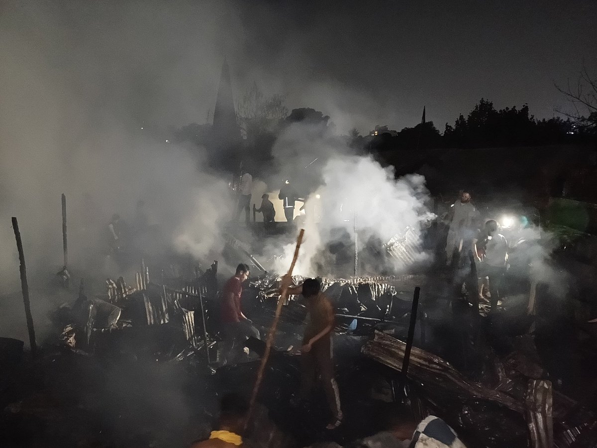 রাজধানীর মহাখালীর কড়াইল বস্তিতে শুক্রবার দিবাগত রাতে আগুন লাগে