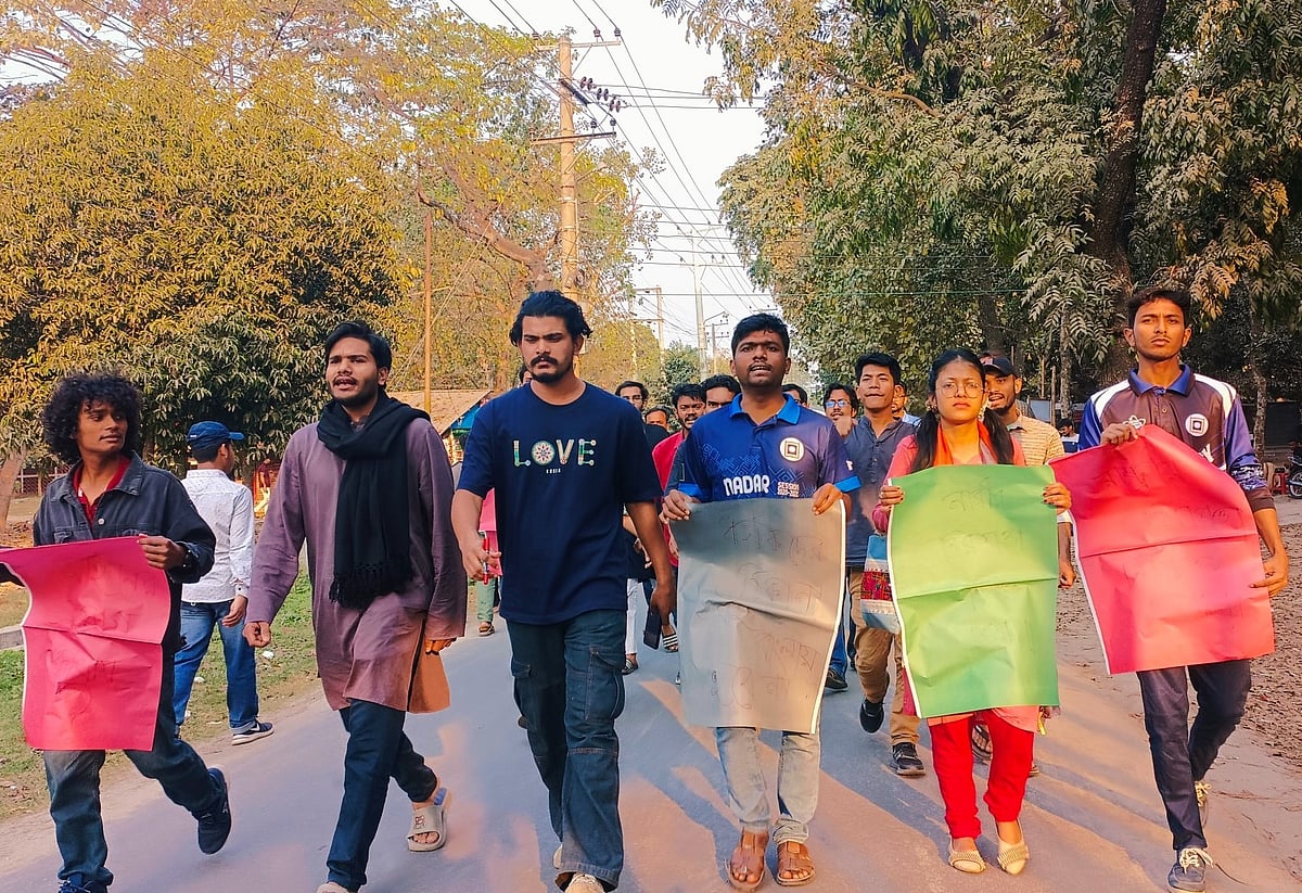 চলন্ত বাসে ডাকাতি ও শ্লীলতাহানির ঘটনায় রাজশাহী বিশ্ববিদ্যালয়ে বিক্ষোভ মিছিল করেন একদল শিক্ষার্থী। আজ শুক্রবার বিকেলে