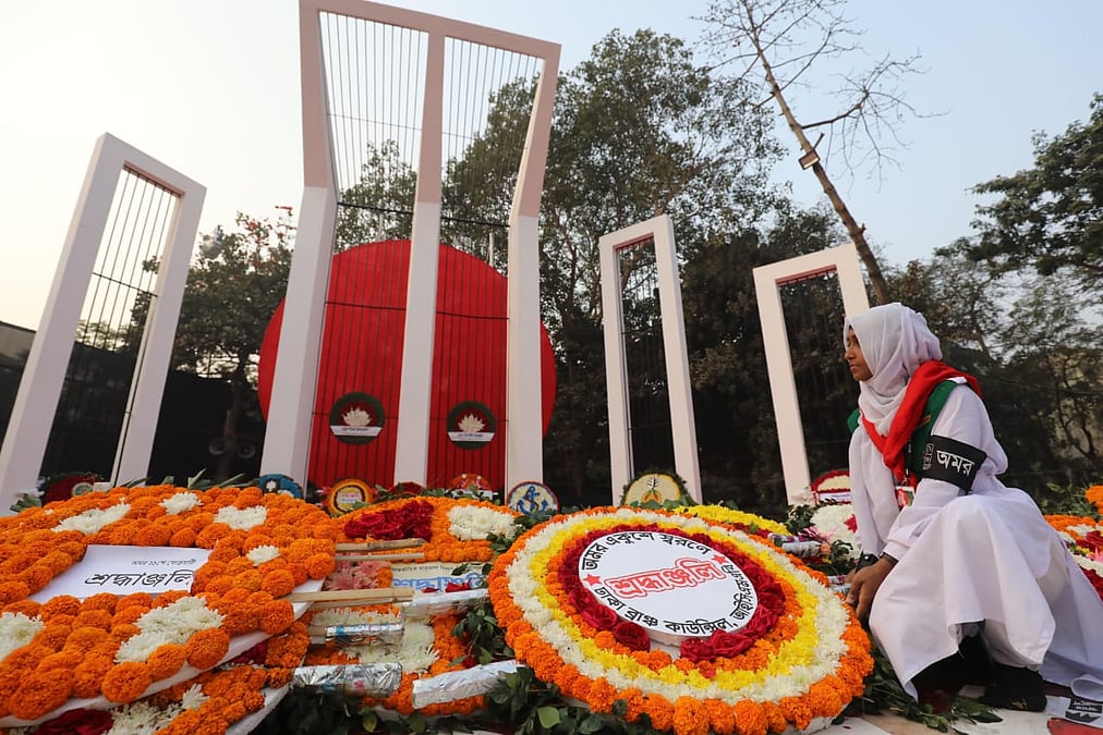 কেন্দ্রীয় শহীদ মিনারে হাজারো মানুষের ফুলেল শ্রদ্ধা | প্রথম আলো