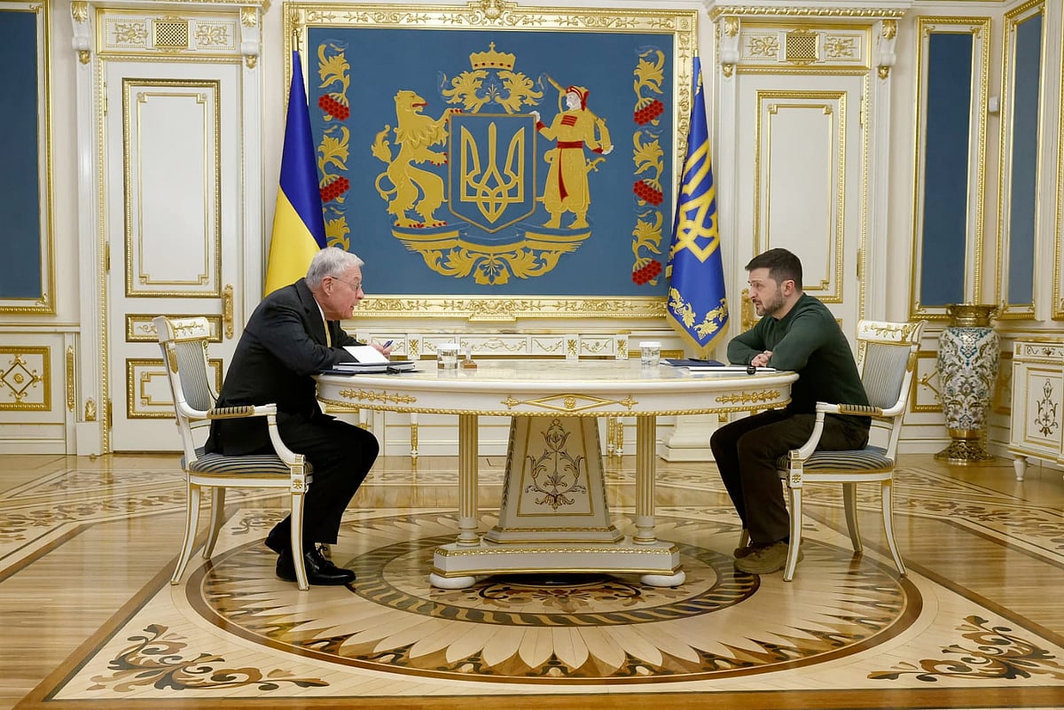 ইউক্রেন যুদ্ধ নিয়ে দেশটির প্রেসিডেন্ট ভলোদিমির জেলেনস্কি (ডানে) ও মার্কিন প্রেসিডেন্ট ডোনাল্ড ট্রাম্পের ইউক্রেনবিষয়ক দূত কিথ কেলগের মধ্যে গত বৃহস্পতিবার একটি বৈঠক অনুষ্ঠিত হয়েছে