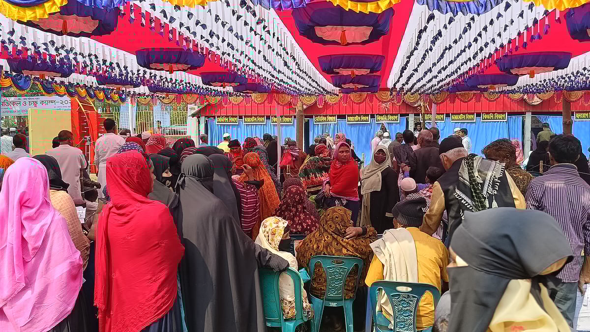 গ্রামের সাধারণ মানুষ লাইন ধরে বিনামূল্যে চিকিৎসা নিচ্ছেন। শুক্রবার দুপুরে টাঙ্গাইলের সখীপুর উপজেলার হাতীবান্ধা ইউনিয়নের তালিমঘরে