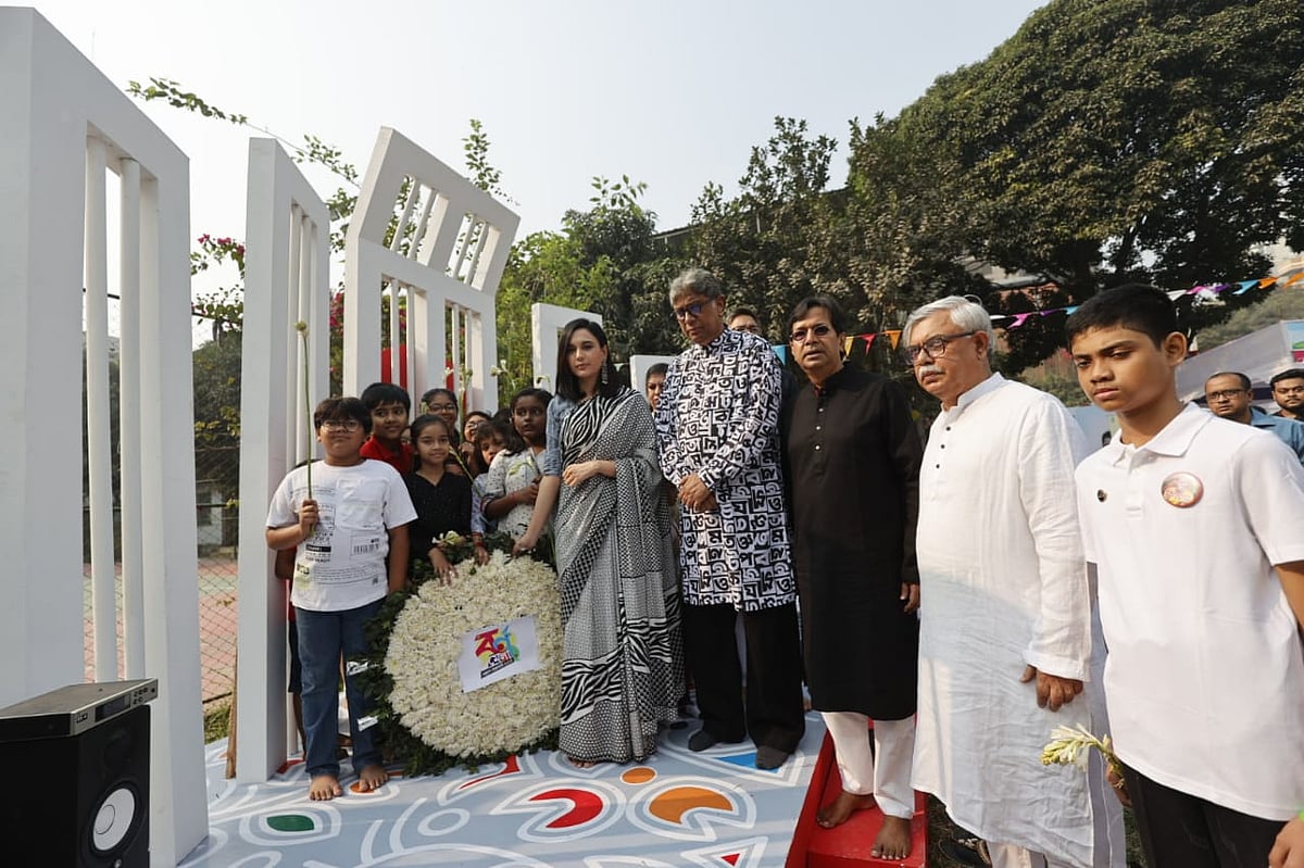 ঢাকার ধানমন্ডির সুলতানা কামাল মহিলা ক্রীড়া কমপ্লেক্স প্রাঙ্গণে শহীদ মিনারে আজ শুক্রবার সকালে ভাষাশহীদদের ফুলেল শ্রদ্ধা জানানোর মাধ্যমে শুরু হয়েছে ‘বর্ণমেলা’