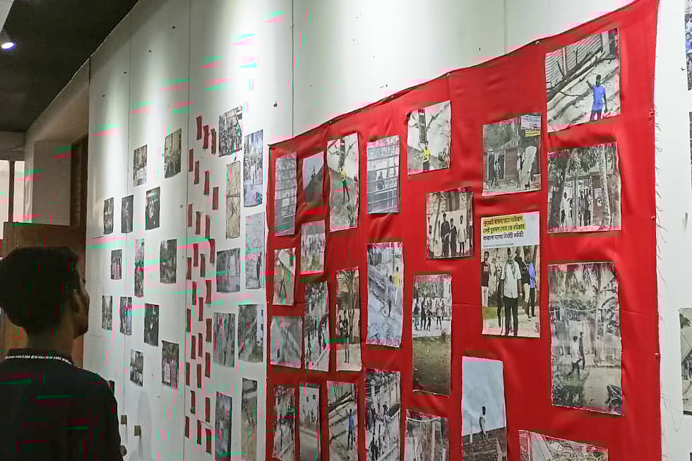 খুলনা প্রকৌশল ও প্রযুক্তি বিশ্ববিদ্যালয়ে ‘রক্তাক্ত কুয়েট ১৮.০২.২৫’ শিরোনামে ছাত্রকল্যাণ কেন্দ্রে ছবি দিয়ে প্রদর্শনী করা হয়