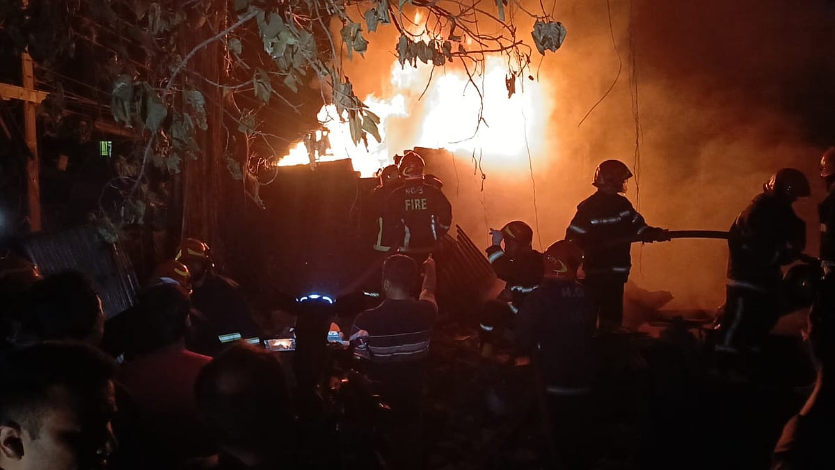 খিলগাঁওয়ের তালতলায় একটি করাতকলে আগুন নিয়ন্ত্রণে কাজ করছেন ফায়ার সার্ভিসের কর্মীরা। ঢাকা, ২১ ফেব্রুয়ারি